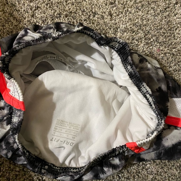 NIKE - GREY & WHITE SHORTS - Picture 3 of 6